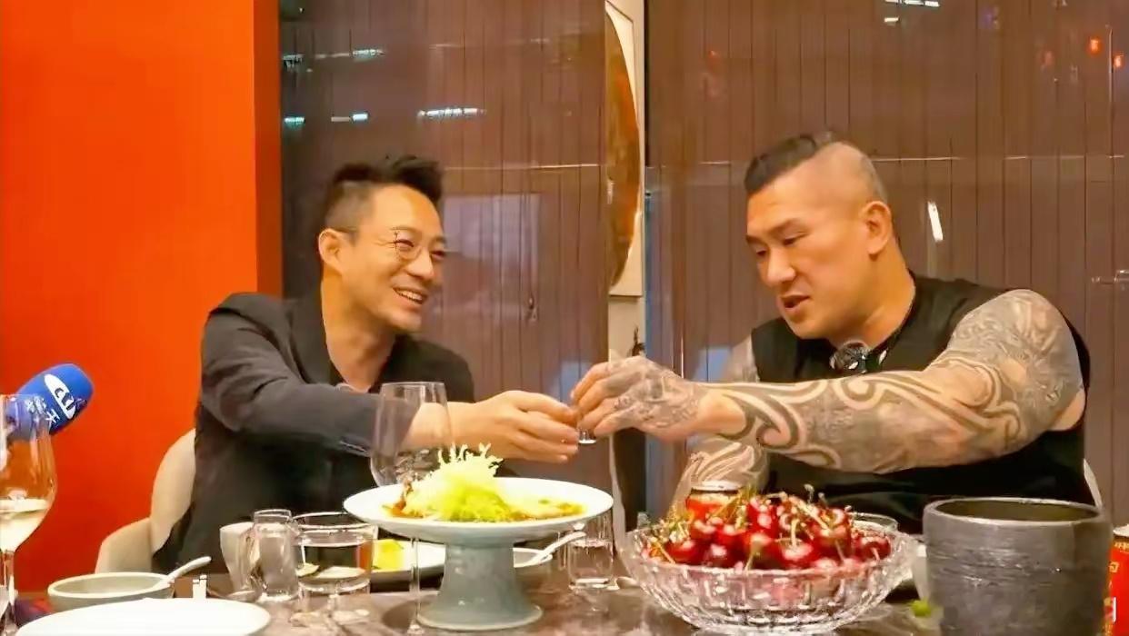 汪小菲暗讽台当局指樱桃为蓝色汪小菲拿起一颗樱桃轻笑：