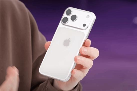 根据最新爆料显示，iPhone17Pro系列放弃钛金属和不锈钢材质，全面回归