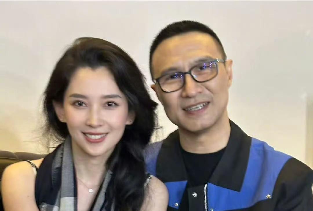 章子怡估计天没亮就醒了汪峰大半夜维护森林北，这可是章子怡从来没有的待遇，森林北