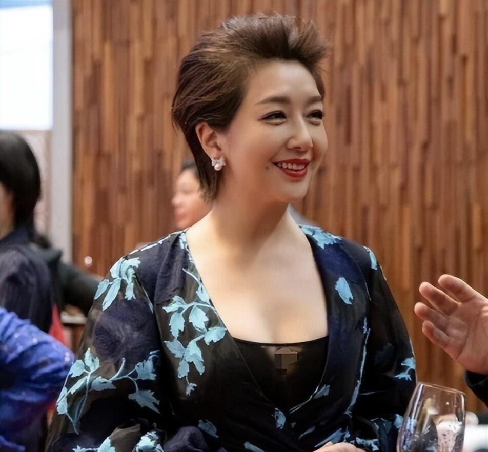 她可是公认的大美女，老了依旧风韵犹存，尤其是这样的笑容，哪个男人能扛得住？她的五
