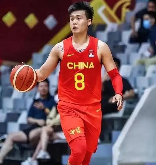 没看懂，中国男篮队长赵睿竟然落选中国男篮世预赛12人名单。辽宁的王岚嵚竟然入选了