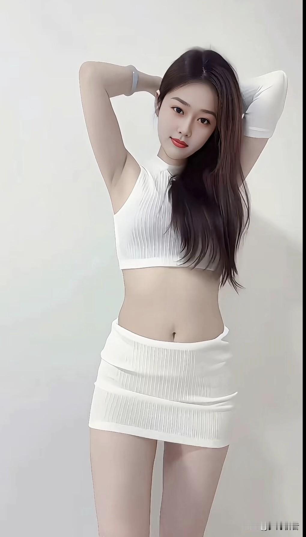 这姑娘的穿搭着实十分凸显身材，让人眼前一亮。她上身穿了一件修身短款针织衫，恰到好