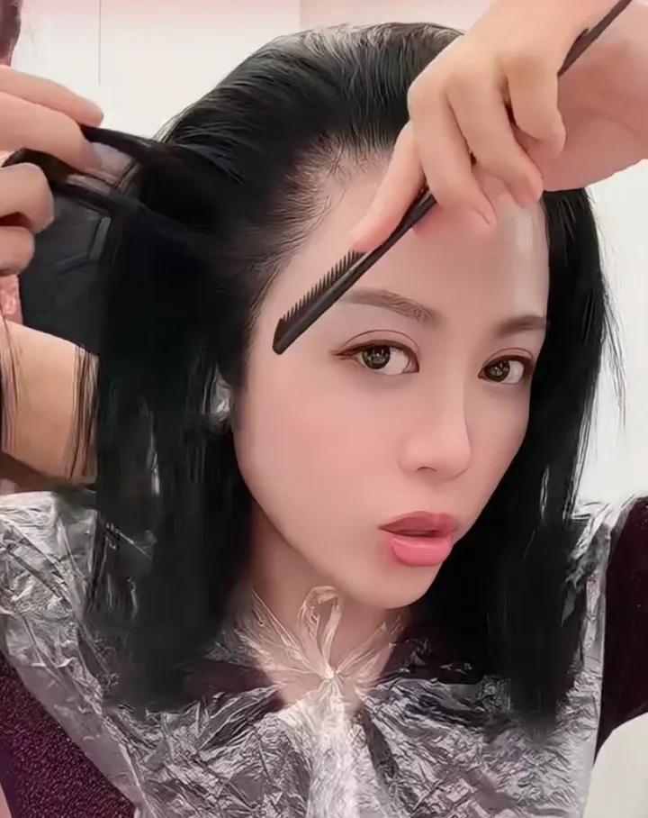 可怜天下父母心，刘能前妻温美玲晒白发，她称这两年太闹心，头发基本上都白了。在儿子
