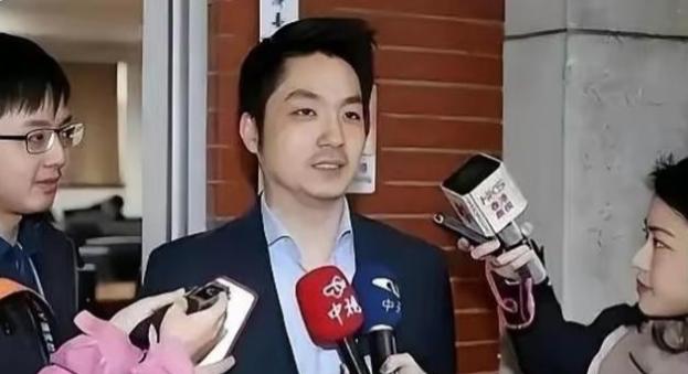 “你连中国人都不认，凭啥张罗把两蒋灵柩迁回大陆？”记者一句话，蒋万安当场愣住。