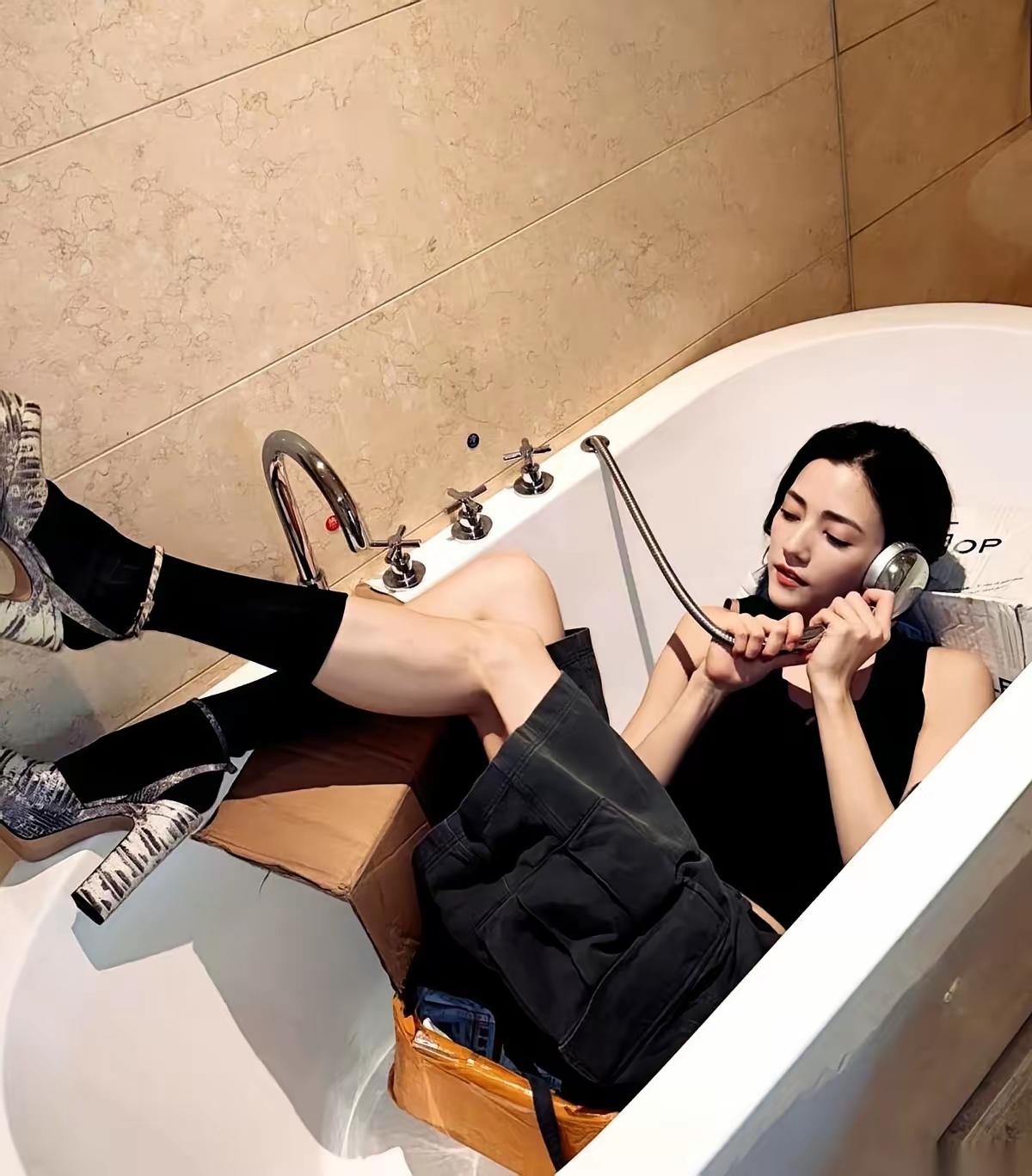 刚传出要和霍启山步入婚姻的消息，娜然就晒出浴缸氛围感照片，拿着花洒当作电