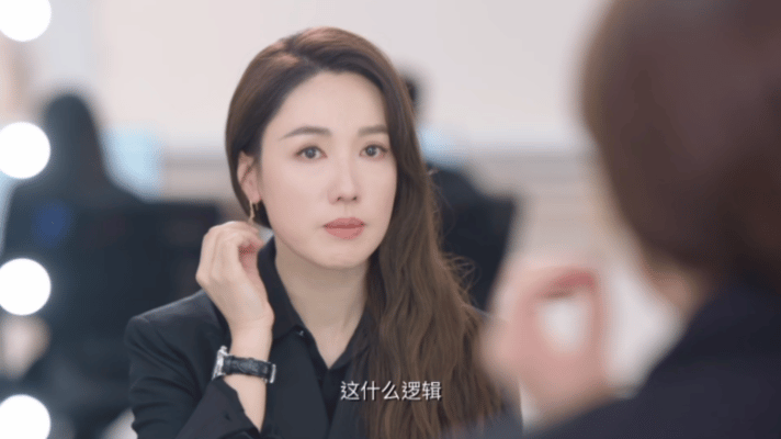 看了《新闻女王》和《再见爱人5》越来越欣赏演员李施嬅了！五官精致、气质如兰，