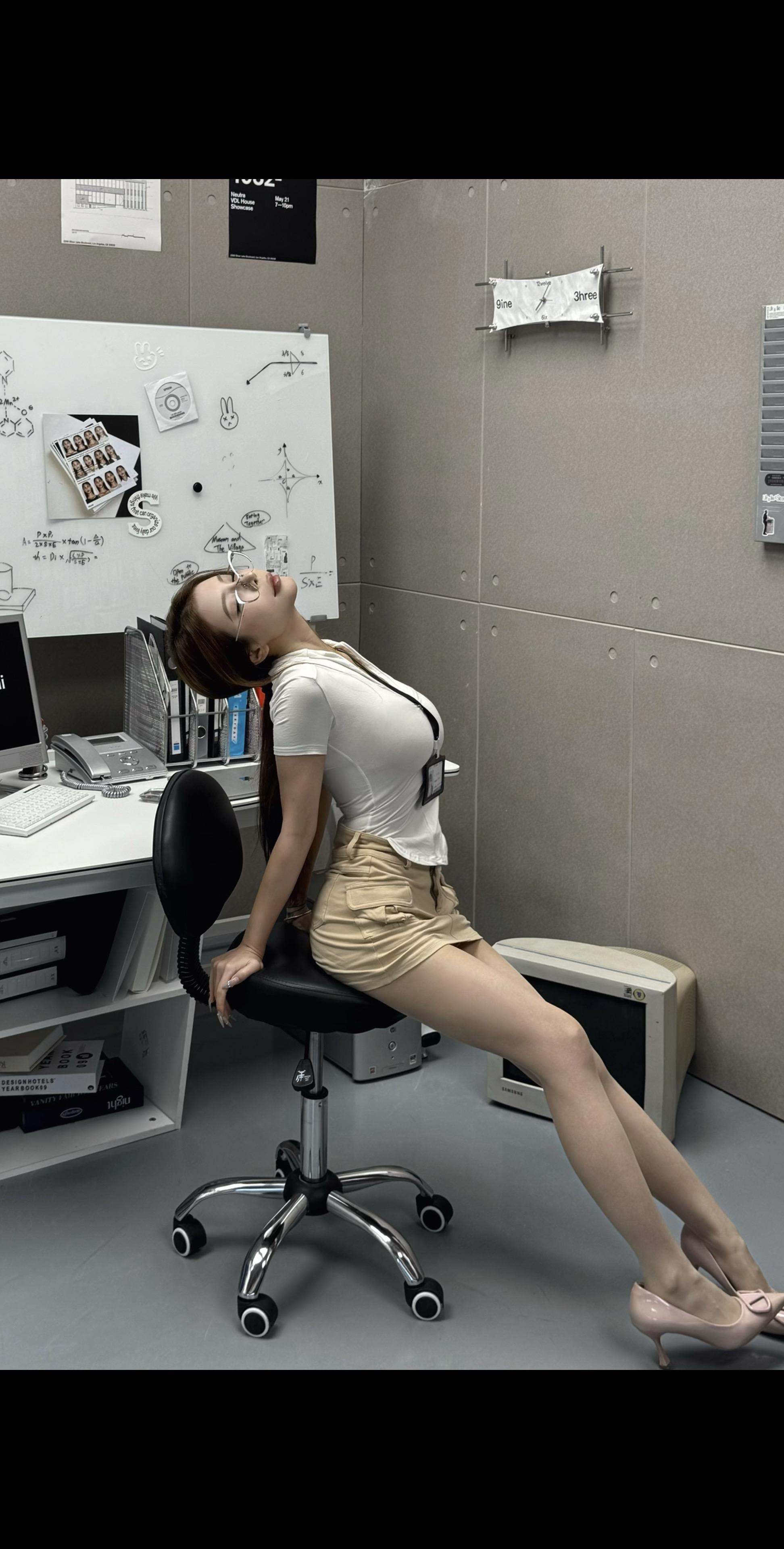 你在拽什么 迟早有一天我会钻进你宽松的卫衣摸你的腹肌穿着你的衬衫花着你...