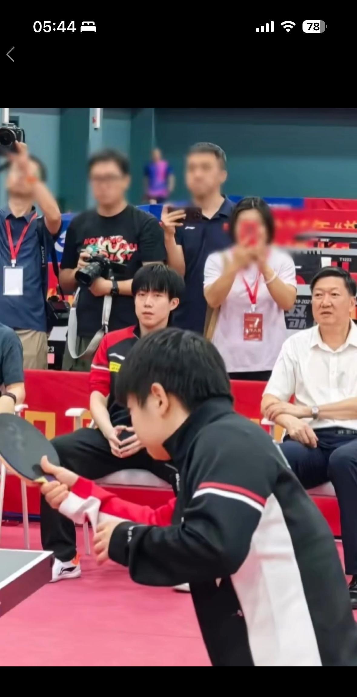 终于有张高清的了，莎莎也打球了，展现球技，大头在下面也是一直注视着，大头的真的就
