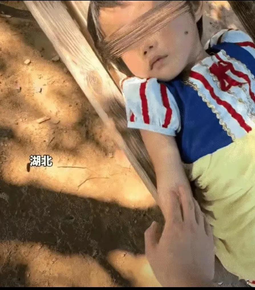 泪目！湖北一男子逛公园时，发现湖边椅子上躺着一名5岁小女孩，一开始他以为她家长在