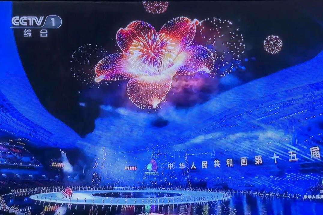 昨晚粤港澳举行的“三地融合”全运会开幕式，从“大湾鸡”领道入场，到机器人演奏、水