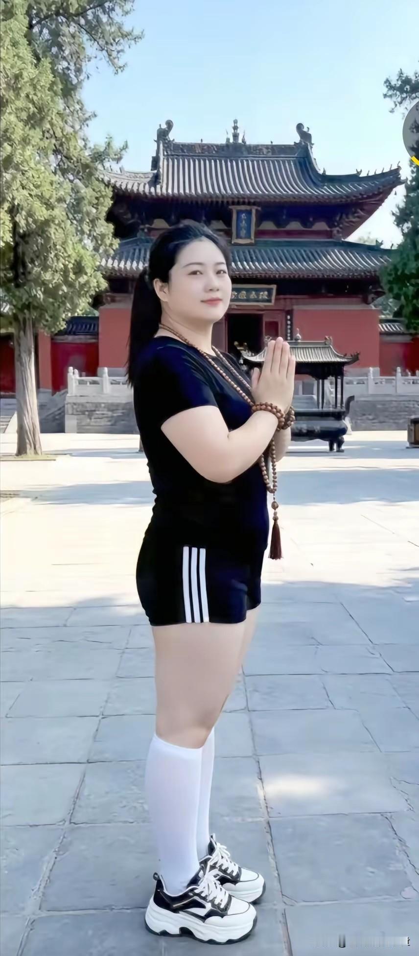 七绝·古刹静心古殿红墙映晓晴，松风袅袅伴清声。合掌悠然怀素念，一怀安