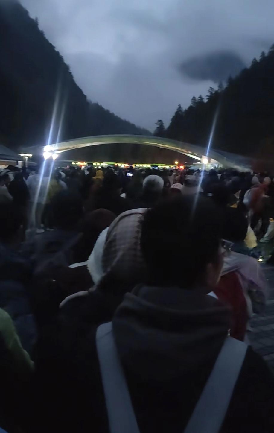 九寨沟每日限流4.1万游客，这个数据怎么感觉和往年比起来像假的一样，今年明显感觉