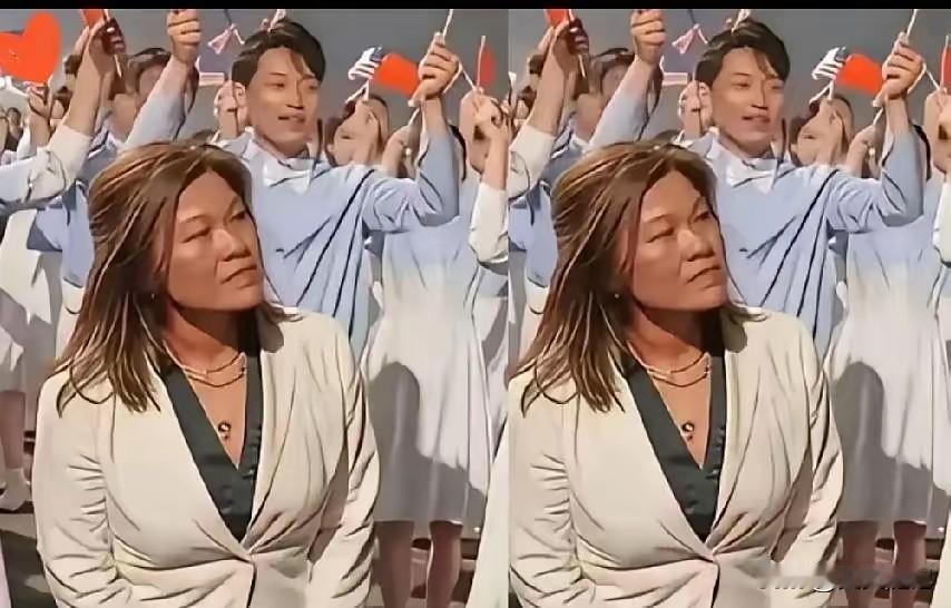 美方女翻译穿得像逛超市，中方团队一排正装气场拉满国事访问现场，美方女翻译成功