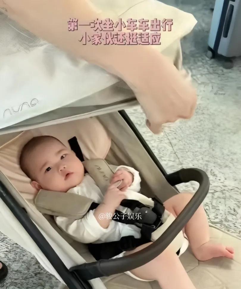 张檬儿子才4个多月就开始坐飞机了，而且她儿子简直是天使宝宝，那么小的孩子坐飞机竟