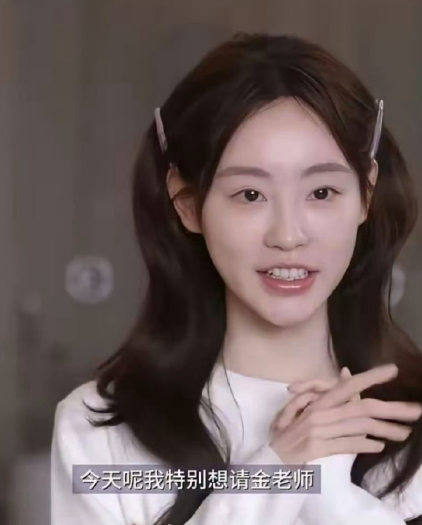 祝绪丹素颜还挺普通的，而且老是闭不上嘴，感觉好奇怪。​​​