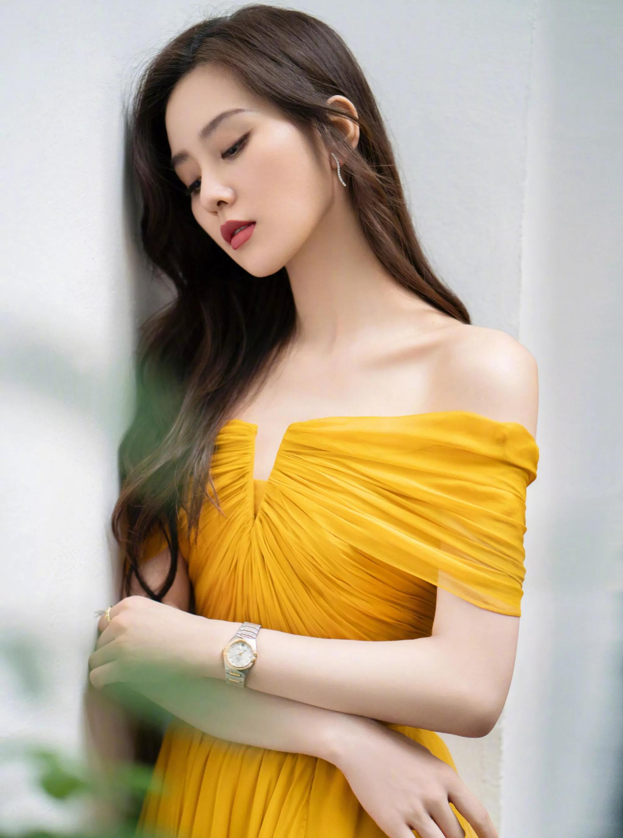 笑话一则：村长脱了衣服，刚要进被窝，村长的老婆说：