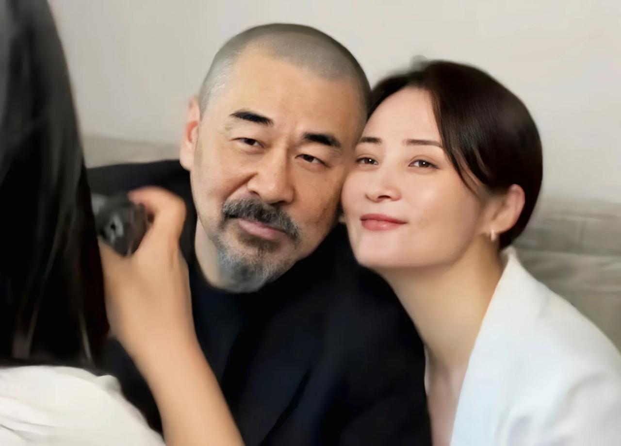 五十岁的蒋勤勤不显老，脸蛋娇嫩透着水灵，怪不得陈建斌不离不弃提起蒋勤勤，很多人