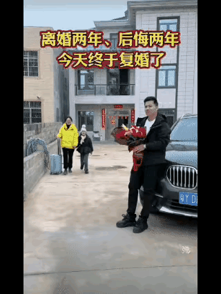 爸妈复婚，孩子幸福。离婚两三年了，前夫未娶，前妻未嫁，前夫手捧鲜花来接前妻了