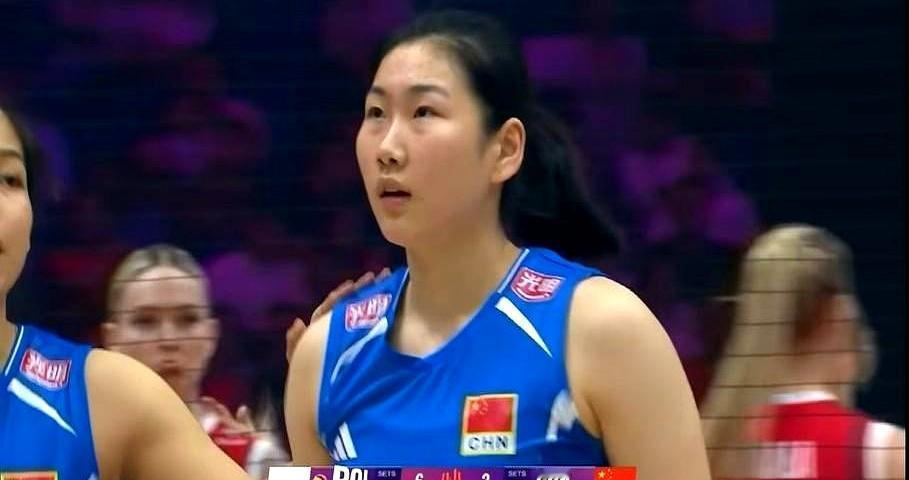 16:25丢掉首局时，南京站最后一夜的分贝骤降。中国女排对阵波兰，首发微调：李
