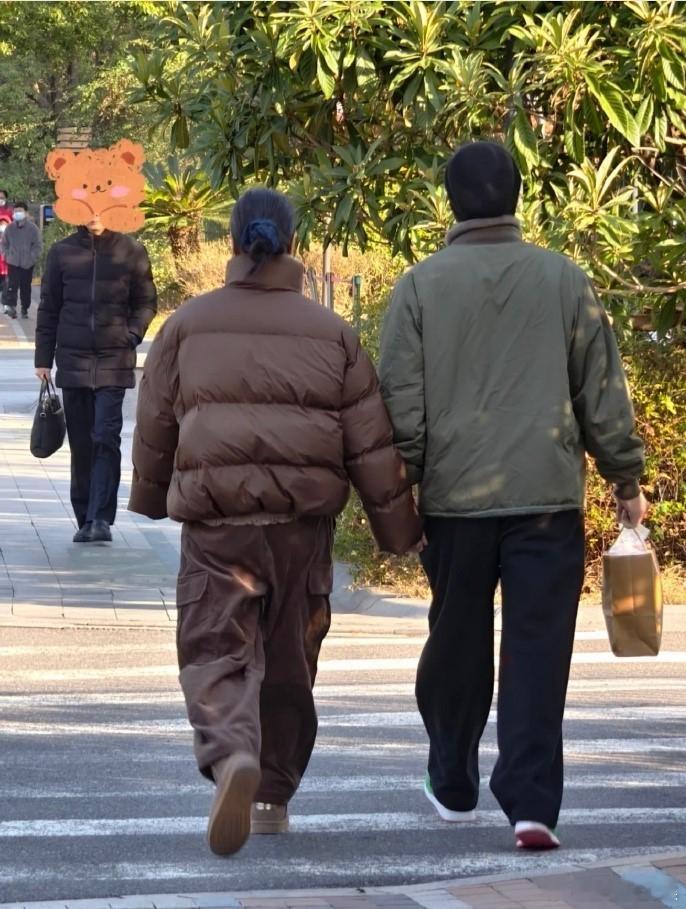 朱丹周一围牵手散步有网友在杭州偶遇朱丹和周一围牵手散步，稳稳的幸福~