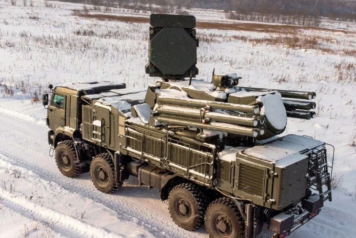 s400防空系统，作为俄军斯第四代防空系统，它能在强烈的电子干扰环境下，同时制导