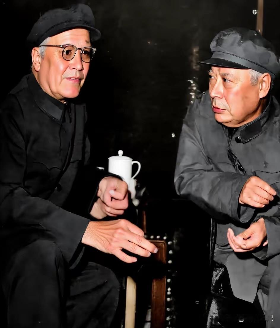 晚年两位老人的一张合影晚年两位老人相见后，在一起聊起曾经的峥嵘岁月，两人感慨