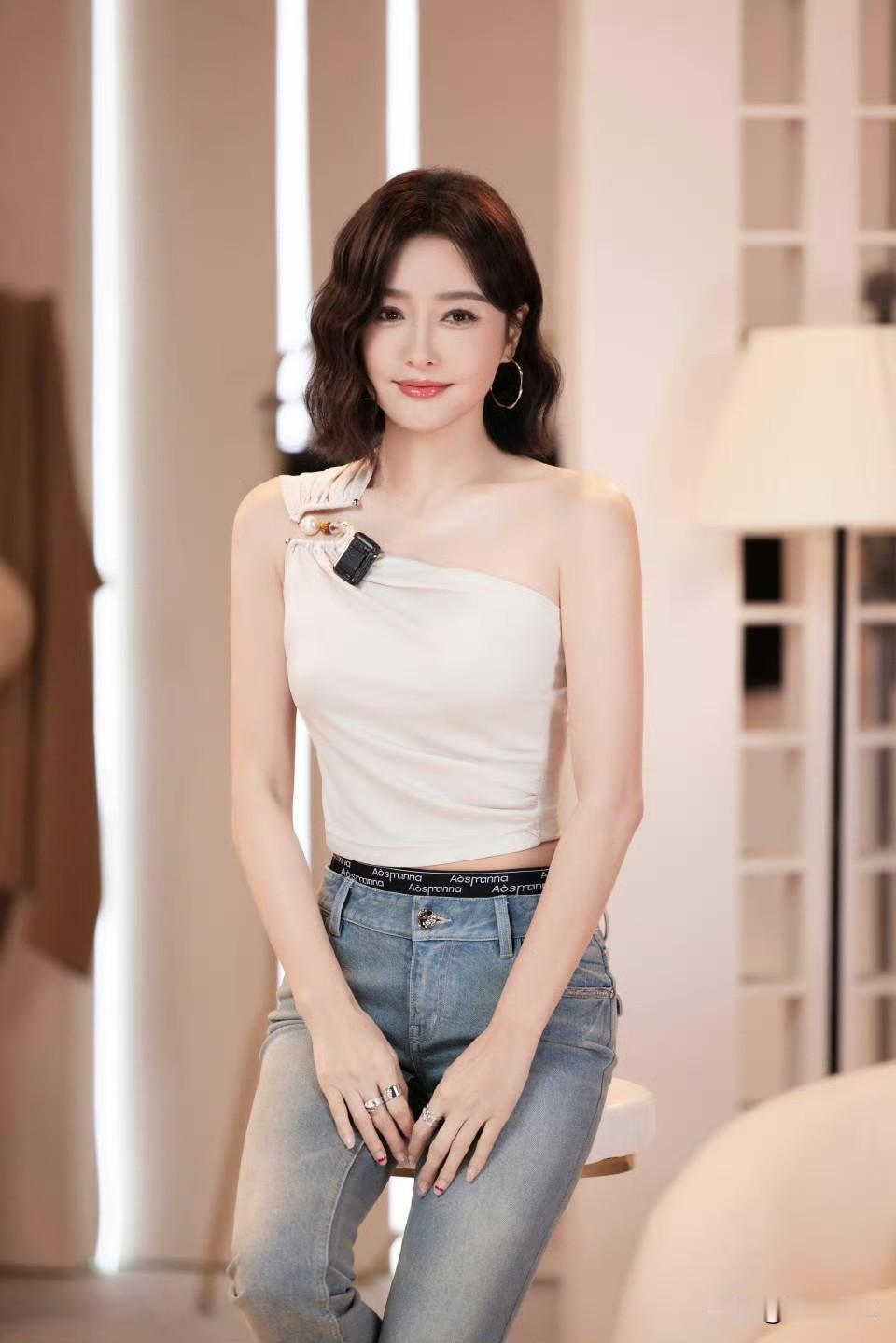 秦岚x最新物料·品牌直播间美照