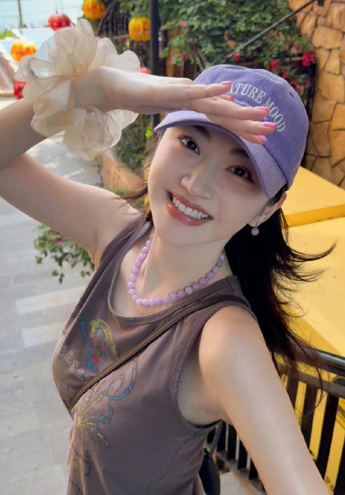 景甜的体态真的很出众。身形曲线舒展优美，身姿挺拔，就连露出脚踝的镜头，都透着一