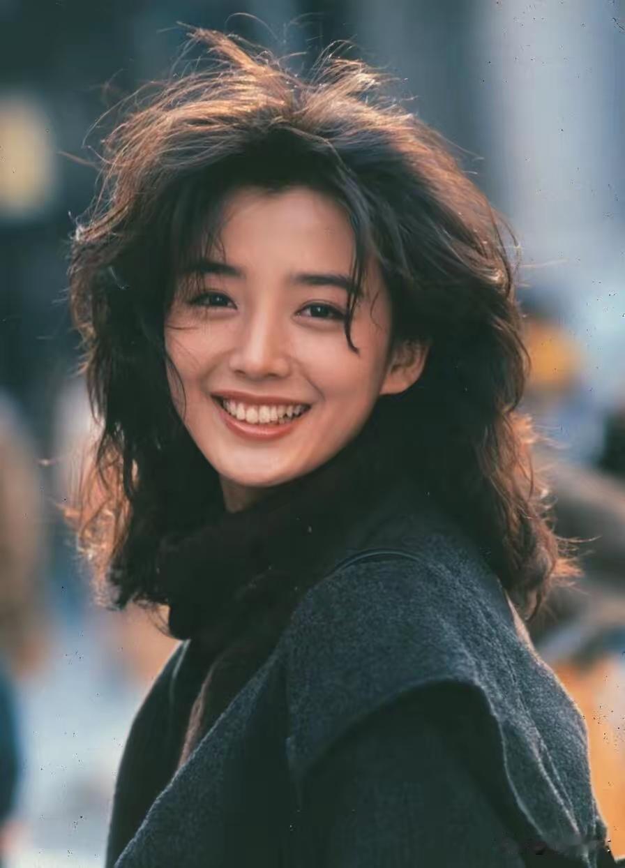 八十年代的港风美人你们有没有留意到那个年代的俊男靓女个个发量都格外丰厚按说