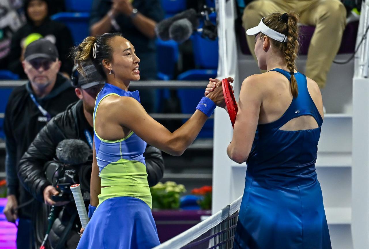 WTA1000马德里站今日赛程下半区第三轮比赛开打，郑钦文再战莱巴金娜，高芙