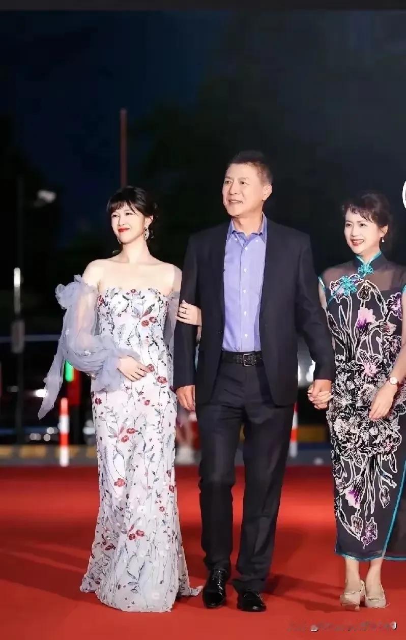 茹萍嫁给刘之冰还真是幸福，瞧这一家三口手牵手走红毯，脸上都洋溢着笑容，幸福指数一