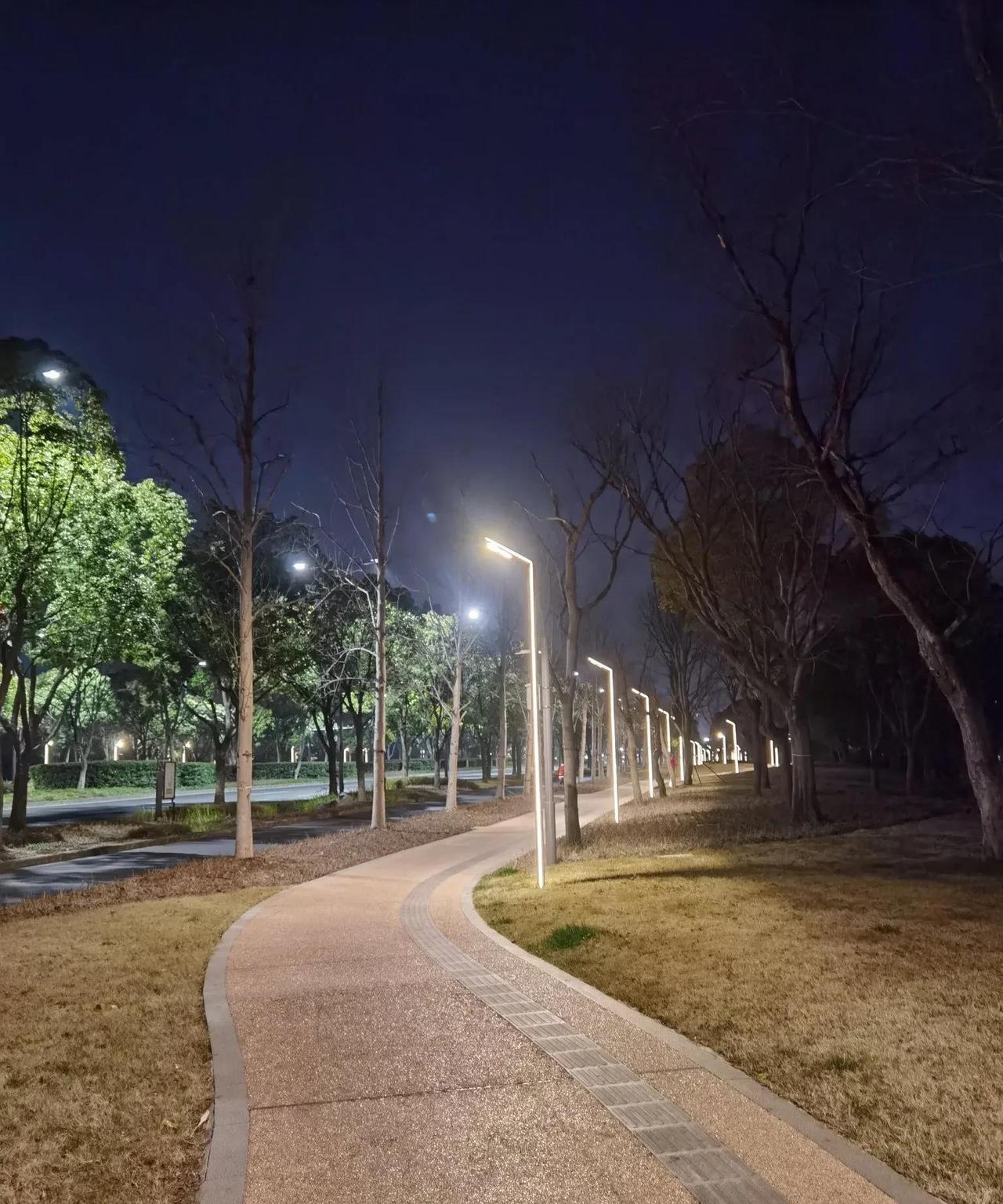 上高职等于浪费青春！刚才在楼下和邻居姐姐聊天，他说他家儿子高中上的民办高中，每年