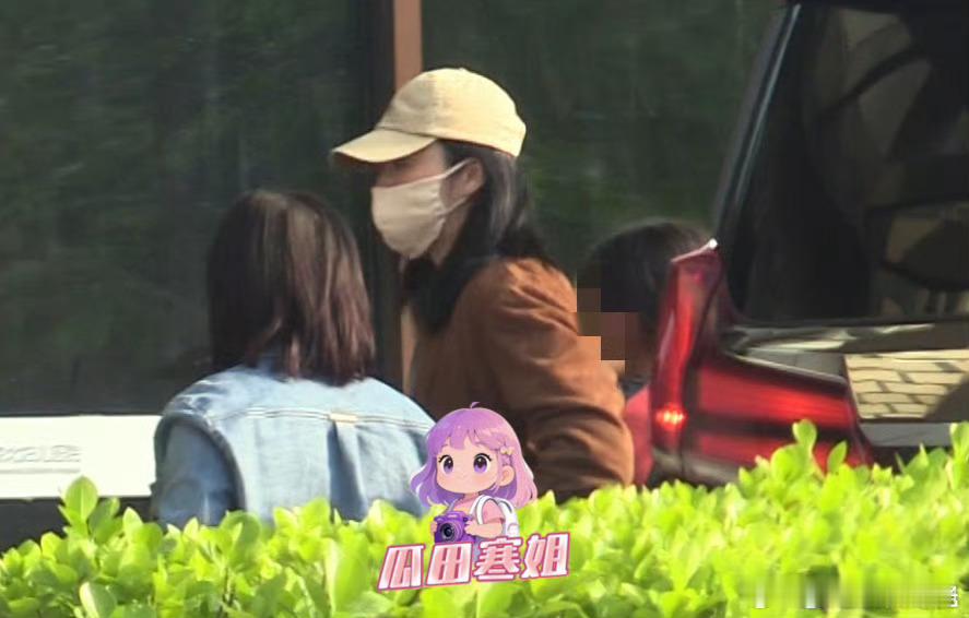 姚晨带女儿就医姚晨女儿9岁身高姚晨带女儿小茉莉去医院就医，她女儿才9岁，看上去