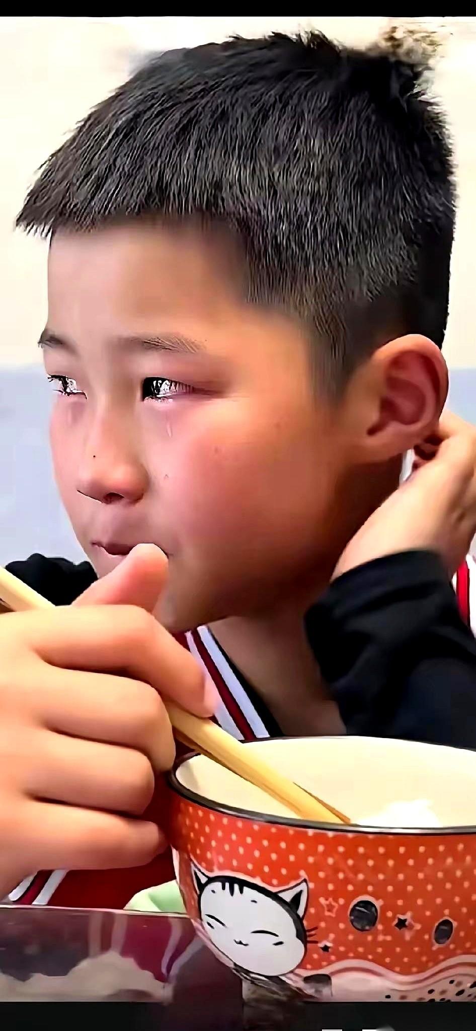 一个单亲妈妈在饭桌上，扒拉着碗里的饭，随口问儿子：“给你10块钱坐车，怎么走回来