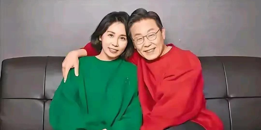 唏嘘，成为王败为寇！李在明携夫人出席酒会，风光！尹锡悦推病妻轮椅就医，落魄！