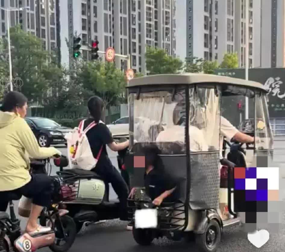 男孩可怜蹲在“专座”。如同“犬子”。不知道孩子因何缘故被安置在小
