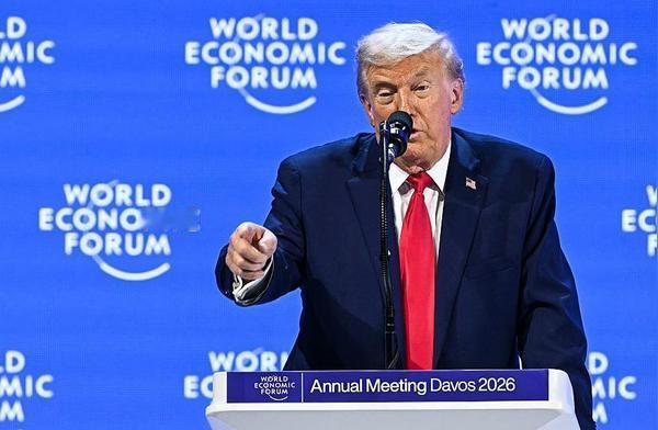 特朗普忽然决定放弃武力占用格陵兰岛！原来他的弱点被攻击了！在他与欧盟撕破脸后，欧