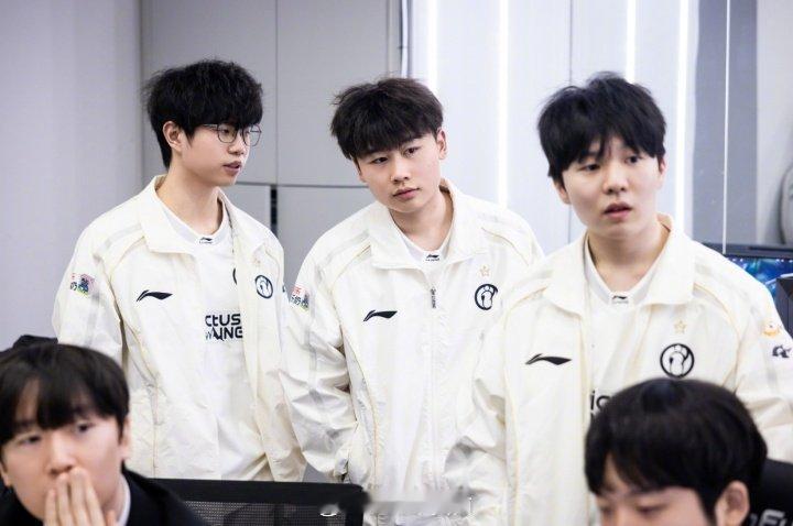 iG不敌WBG，iG总战绩2胜8负，登峰组第六的战绩参与骑士之路感觉iG还是差个