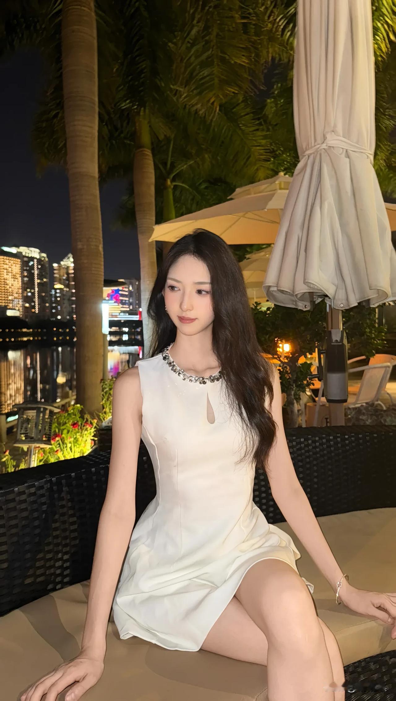 夜色笼罩，美人倚栏，月华如练。