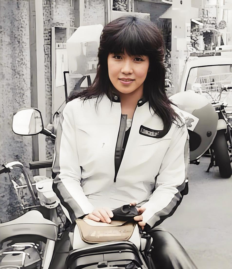 日本女首相高市早苗年轻时的照片和如今的对比。高市早苗年轻时酷爱玩摩托她196