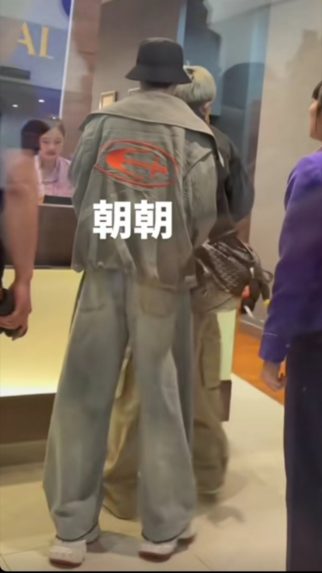 一打开抖，就是满屏的大长腿头也好小，好牛的头身比