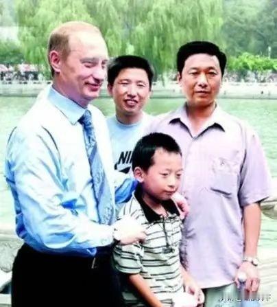 梦想是要有的，万一实现了呢，还记得25年前与普京合影的小男孩彭湃吗，他之前接受采