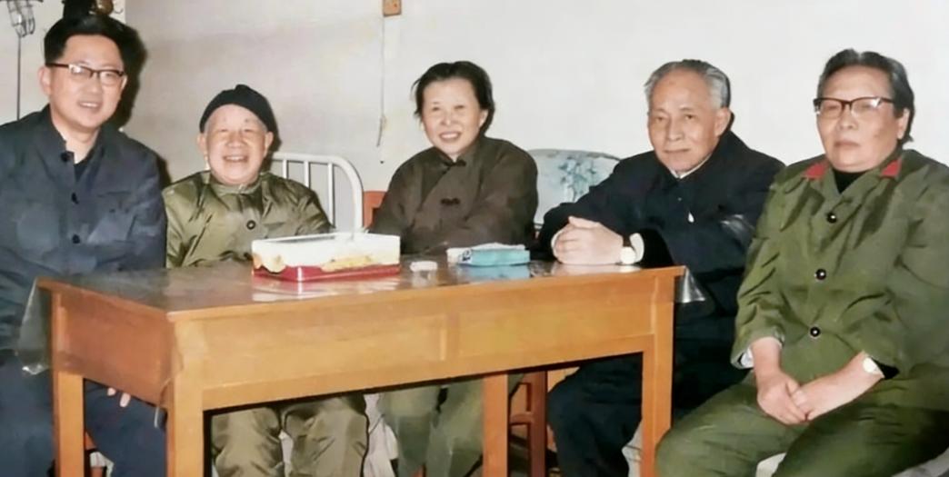 1981年，粟裕大将因突发脑溢血住进了301医院。此时，粟裕身体虚弱，正在进行长