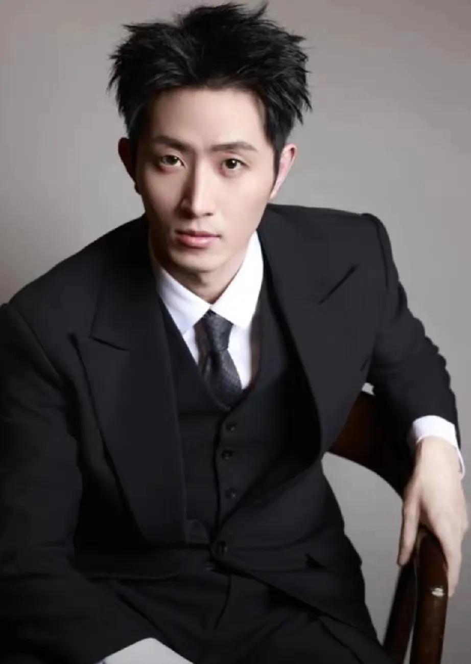 短剧圈炸锅啦！演员王凯沐竟跨界当上《罪嫁》出品人，这是要搞大事情！在短剧圈竞争白