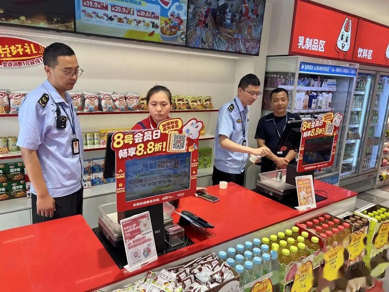 去赵一鸣、好想来买零食，大家结账时真得留个心眼。以前我总纳闷，收银员称重时手