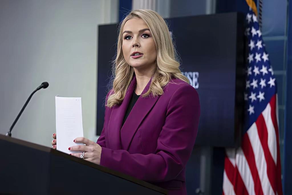 一个淑女想自毁形象的捷径只需要四个字。白宫美女发言人卡罗林-莱维特自今年一月