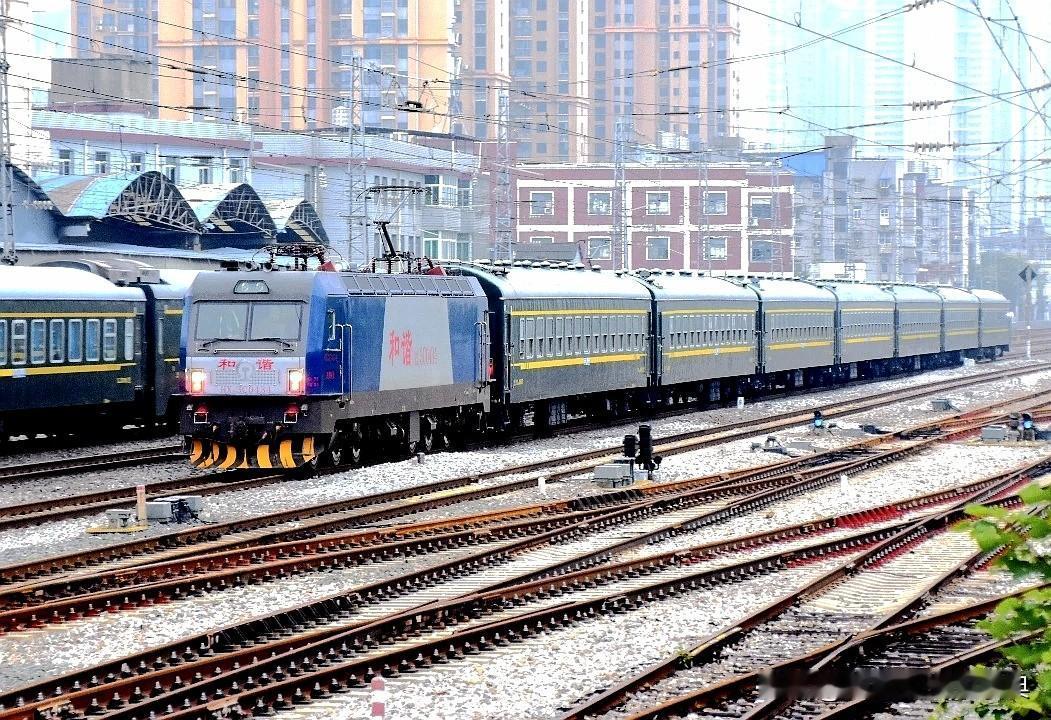 近年每次列车运行图调整，不少人都发现绿皮车在减少，甚至有人断言绿皮车终将退出历史