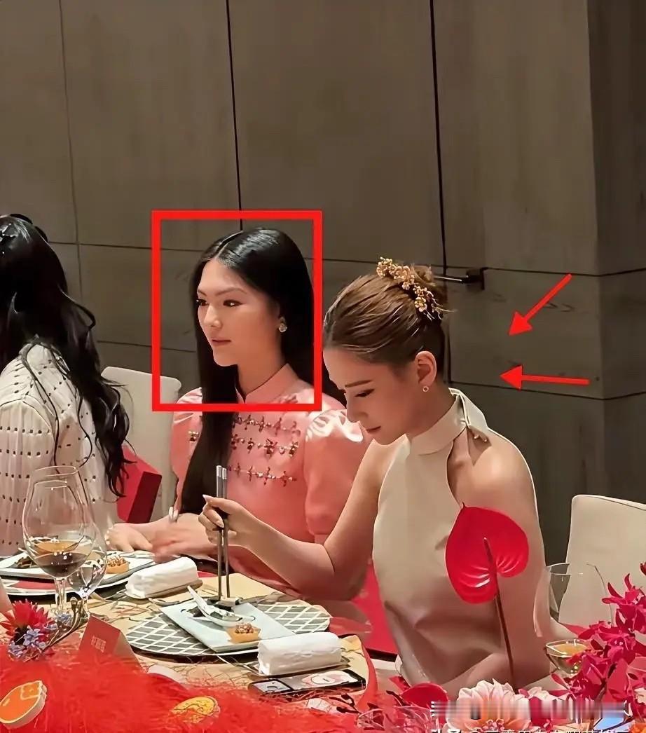 李湘硬把女儿王诗龄塞到何超莲身边，全网都吐槽她这步棋失策。可照片里王诗龄的眼