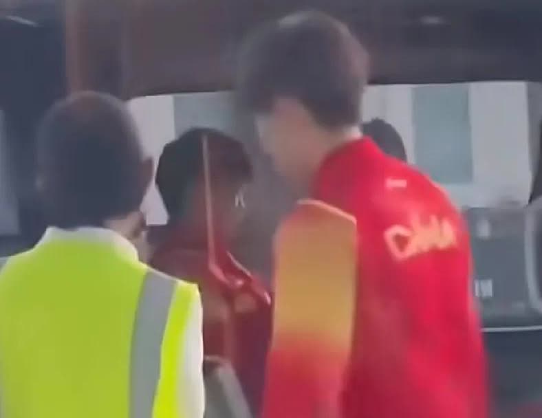 王楚钦到后备箱放行李的时候，孙颖莎已经坐在自己座位上了。当时，孙颖莎的小白包是在
