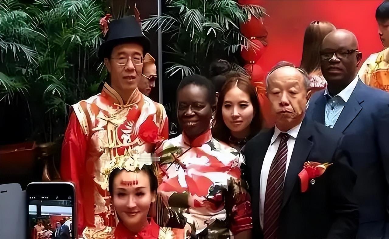 “我就算在美国饿死，我也不可能回国！”前央视著名主持人，爱上富豪后，远赴美国，